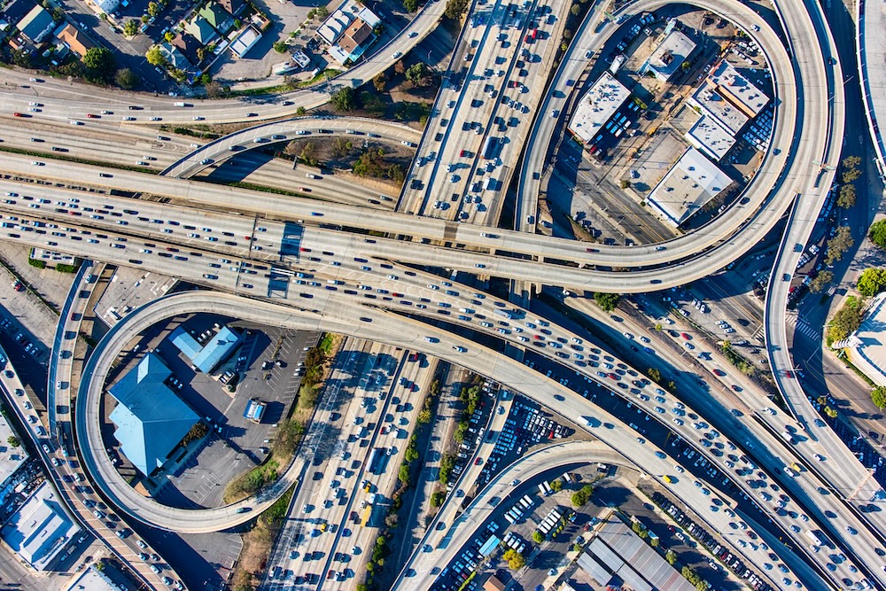 高速道路インターチェンジの空中写真