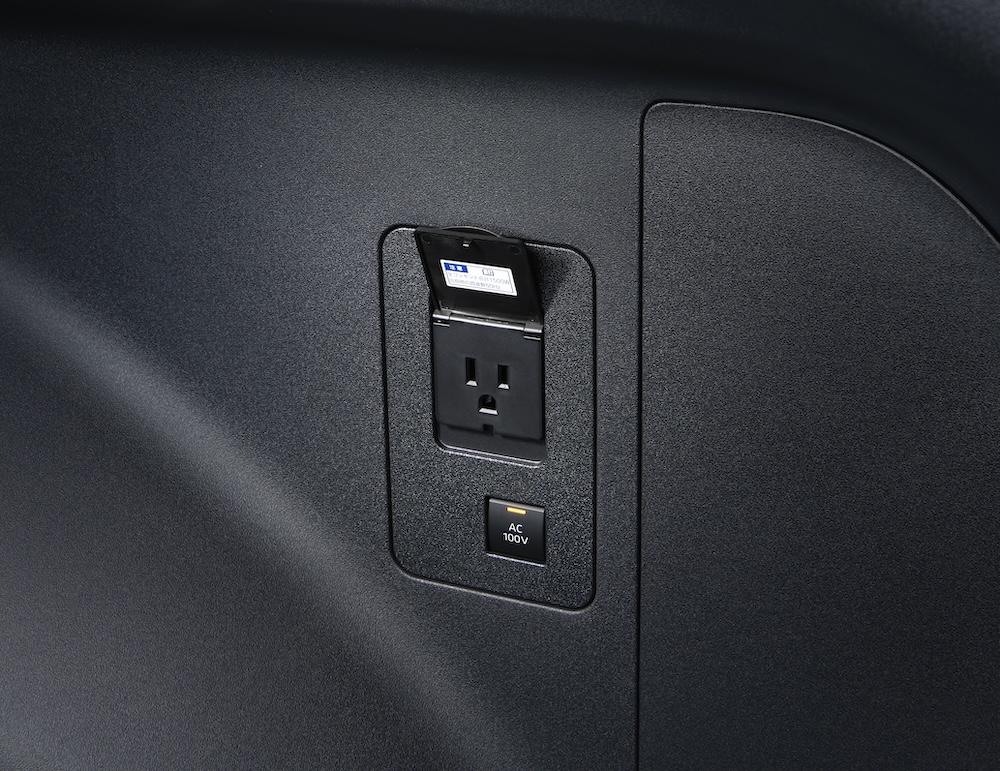 トヨタ「bZ4X」のラゲッジルームにあるAC100Vコンセント