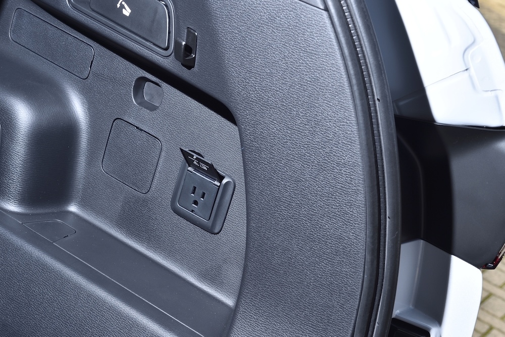 三菱「アウトランダーPHEV」のAC100Vコンセント