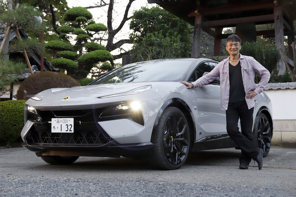 車両の横に立つ岡本さん