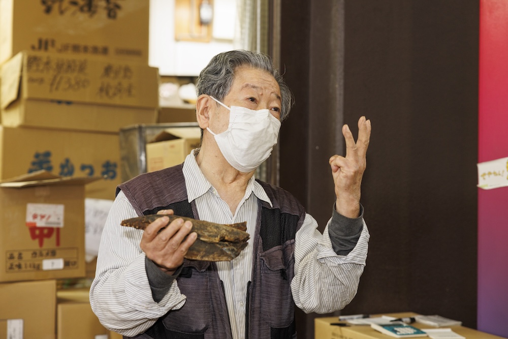 鰹節を手にトークする男性