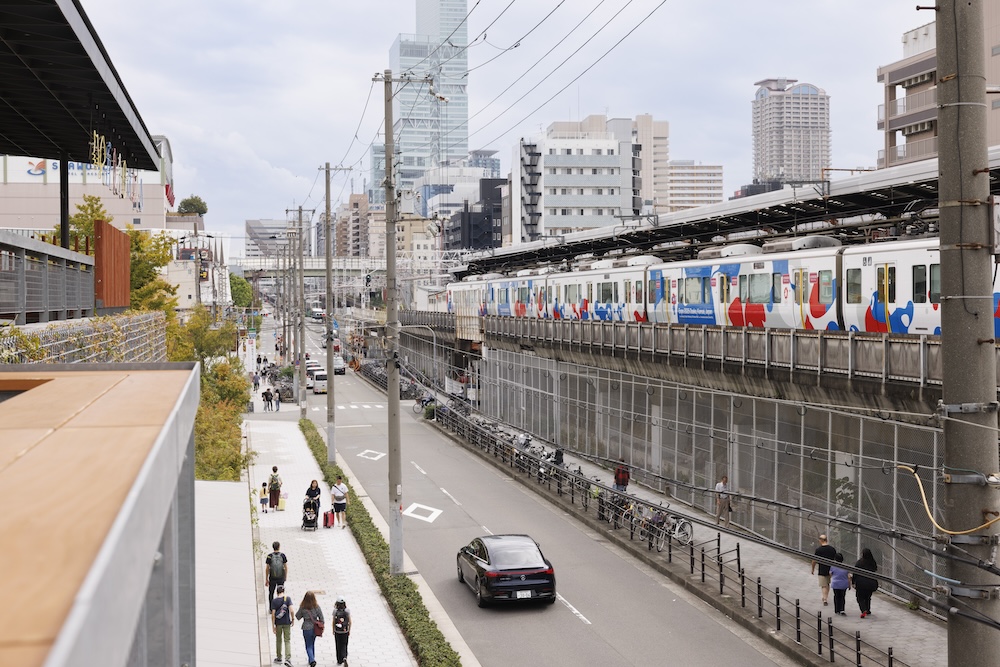 電車が停まっている駅とその周りの様子