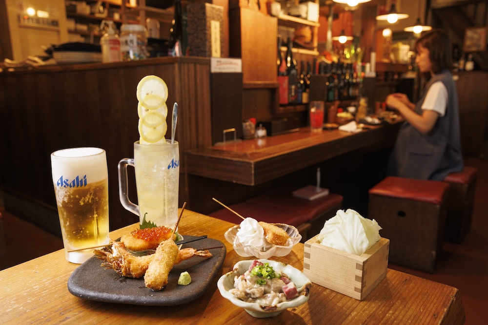 串カツやビールなどが並ぶテーブル