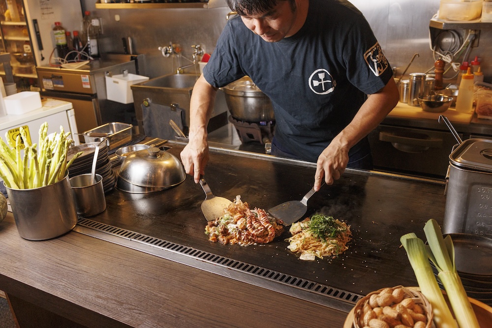 お好み焼きを焼く店員