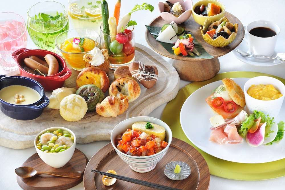 朝食ビュッフェの料理が並ぶ様子