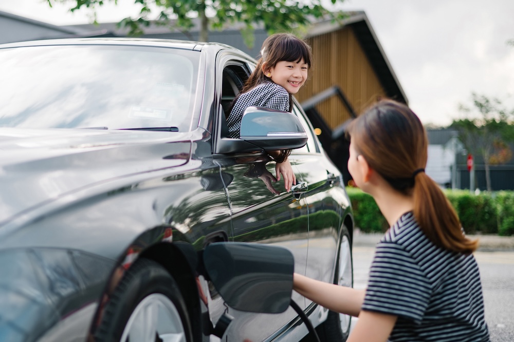 電気自動車を充電する親子