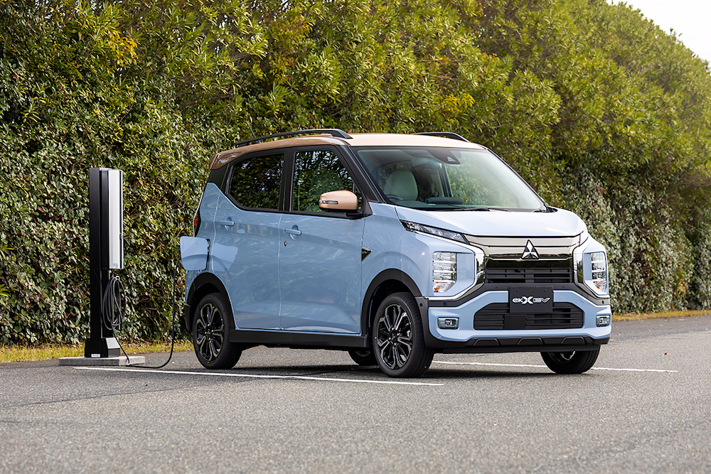 充電する三菱「eKクロスEV」