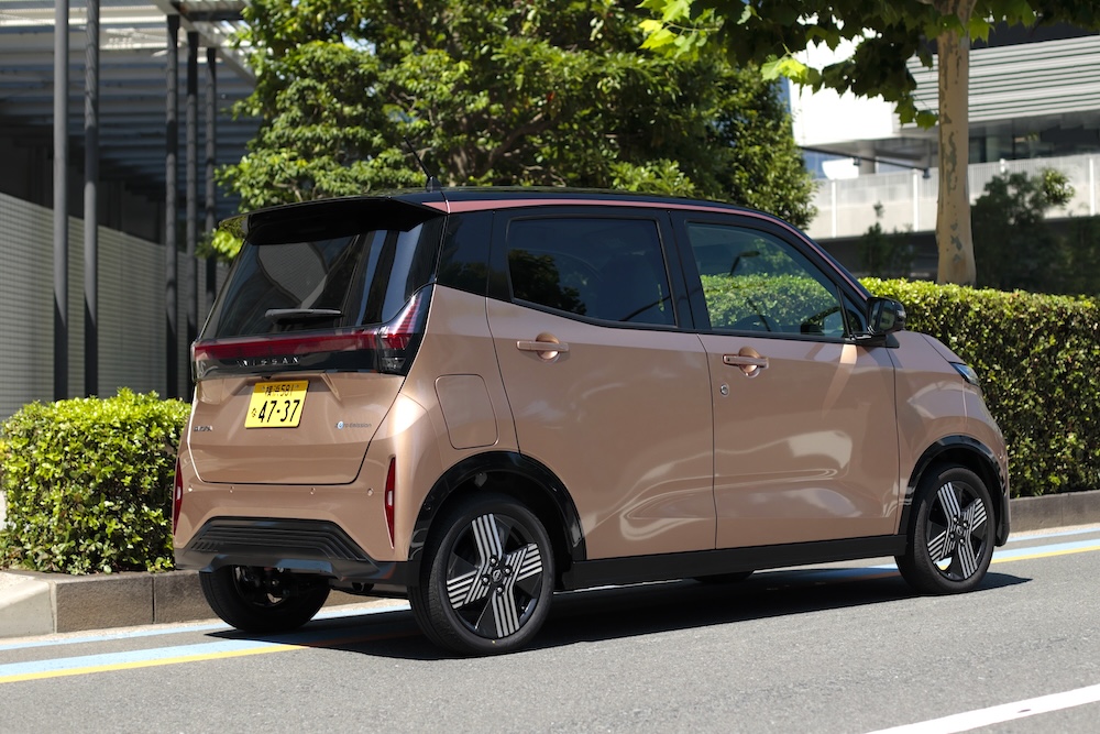 日産「サクラ」の後方画像