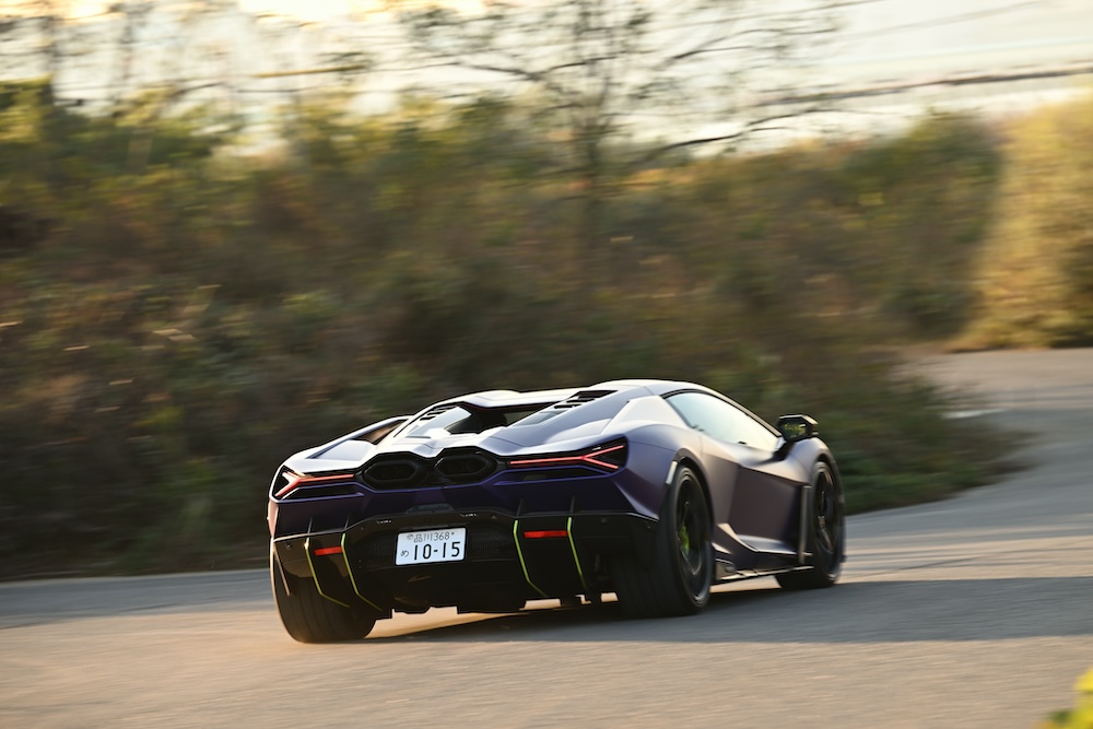 後ろから見た走行中のレヴエルト