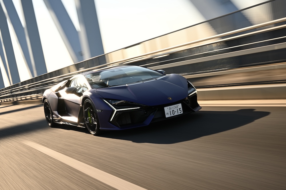 前から見た走行中のレヴエルト