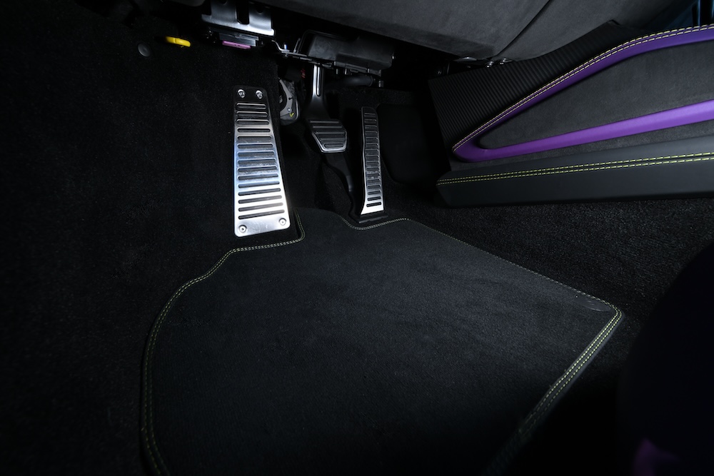 アクセルとブレーキ