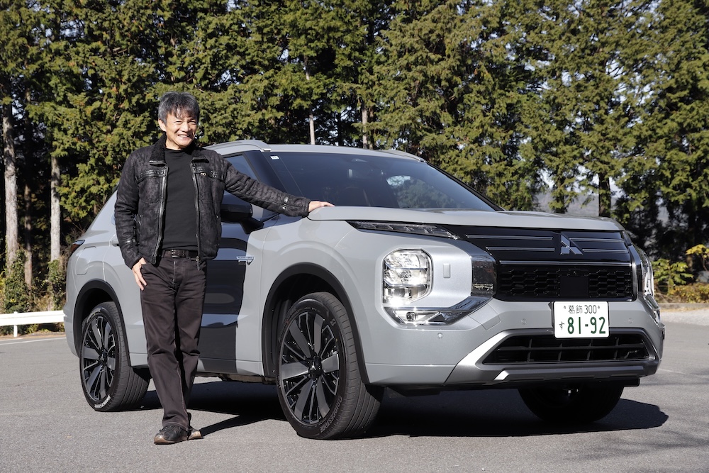 車両の横に立つ岡本さん