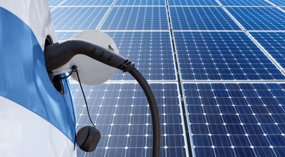 ソーラーパネルと電気自動車の給電口