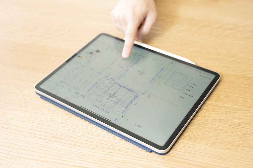 iPadに映った図面を指差す様子
