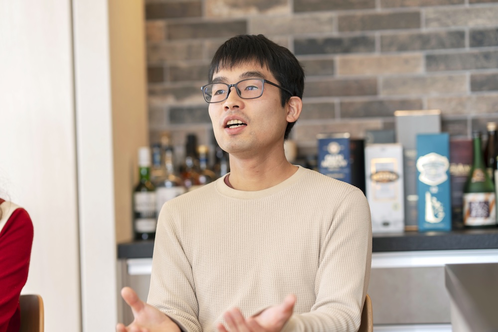 インタビューを受ける山井さん