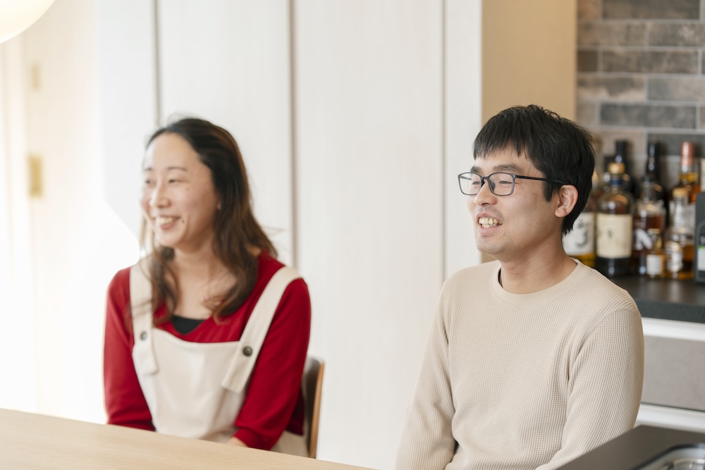 山井さん夫婦が並んで話す様子