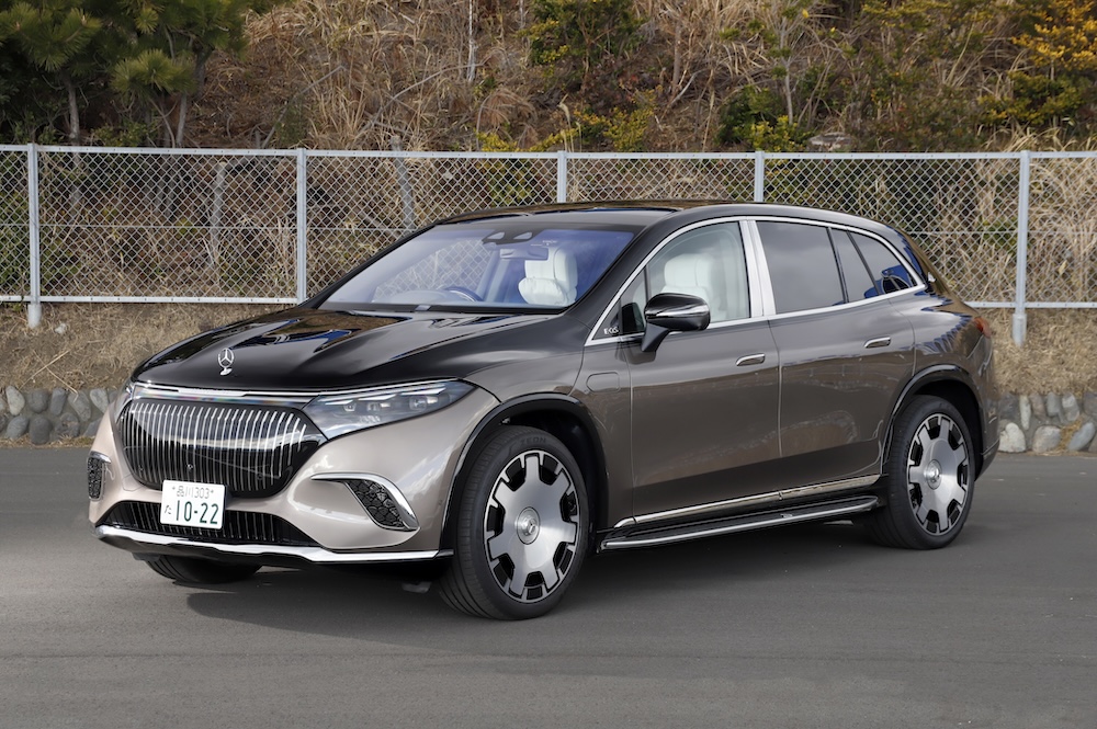 斜め前から見たマイバッハ EQS SUV