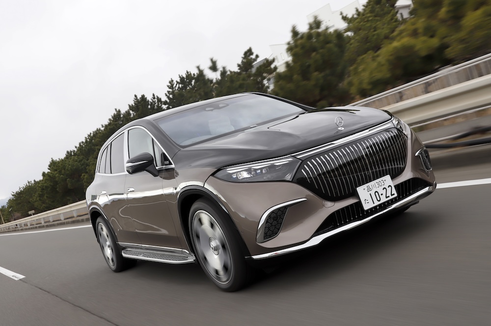 走行中のマイバッハ EQS SUV