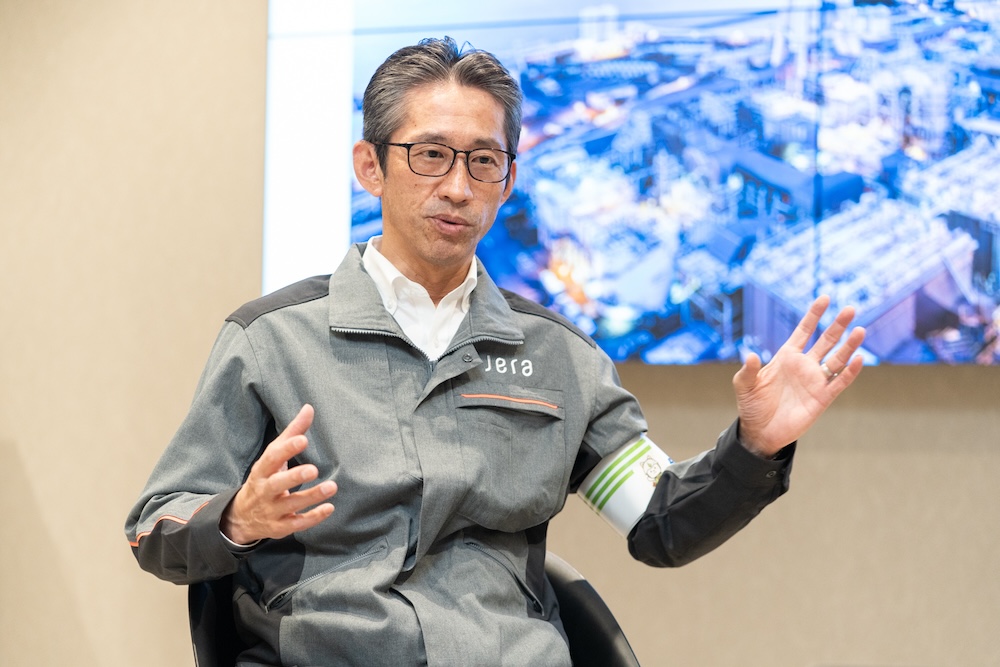 インタビューを受ける坂さん