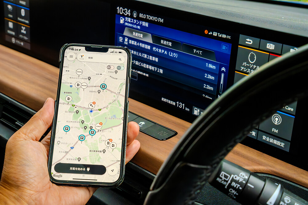 ハンドル横で手のひらに置かれたスマートフォン