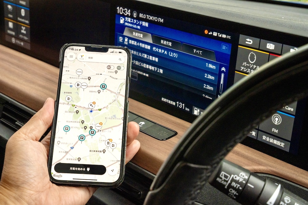 ハンドル横で手のひらに置かれたスマートフォン