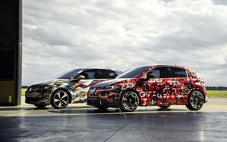 カモフラージュ柄にラッピングされた「ID. Polo」(左)と「ID. Polo GTI」(右)(画像:フォルクスワーゲン)