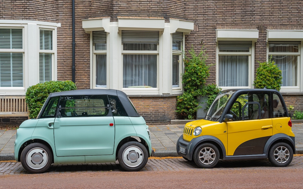 超小型EV車が並ぶ様子