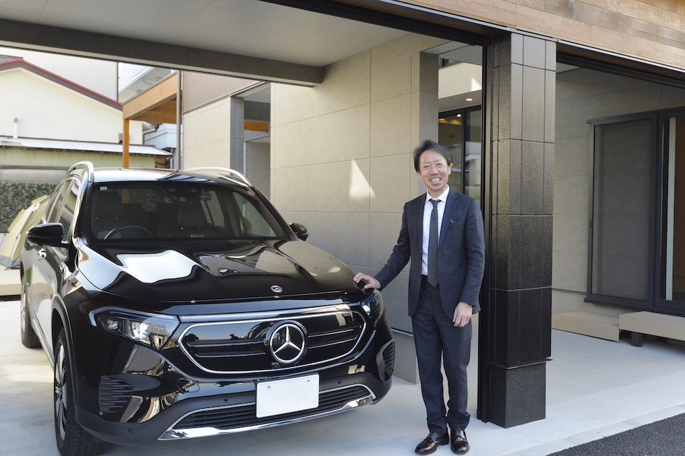 車の横に立つ男性