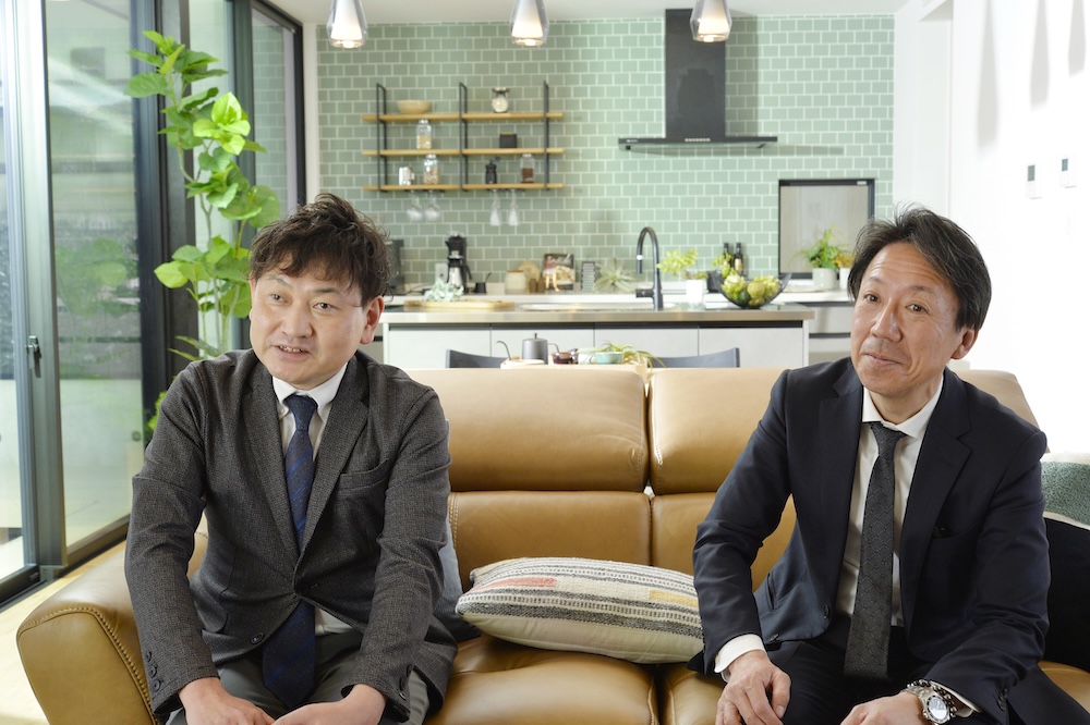 座ってインタビューに答える2人