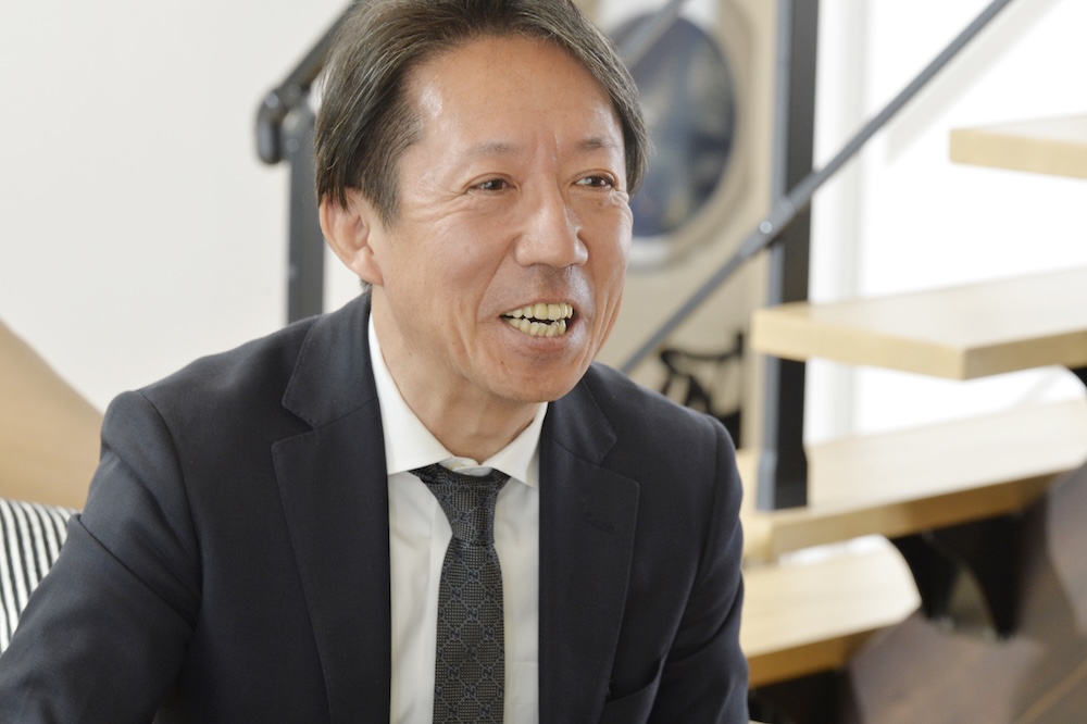インタビューを受ける倉田正和さん