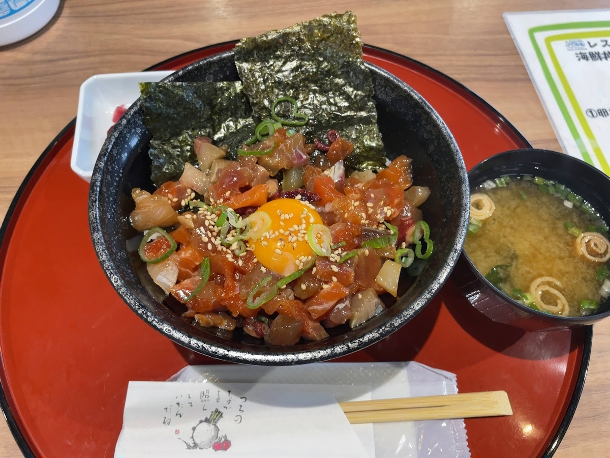 卵黄が中央にのった細切れの漬け刺身丼
