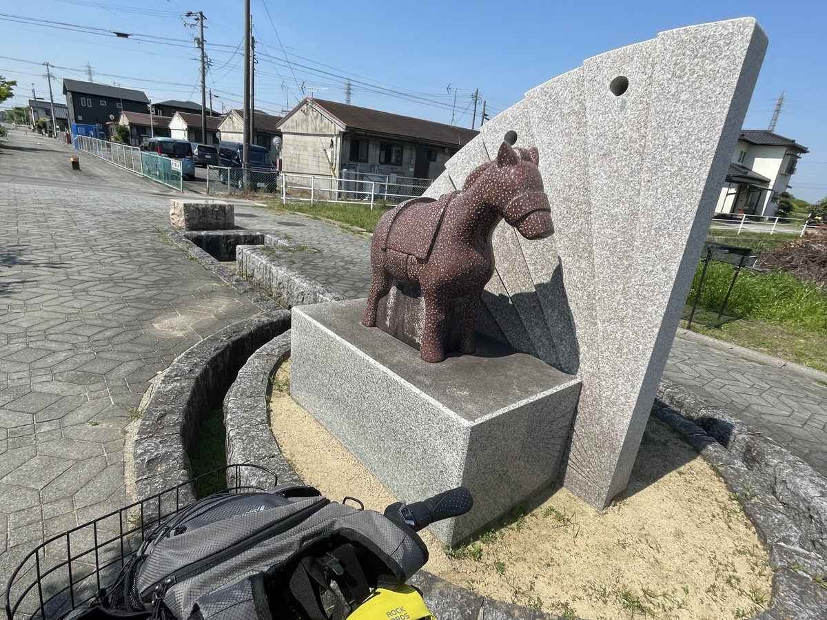 赤馬の像