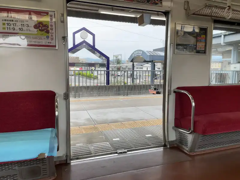 西田原本駅で車内から駅を撮った様子