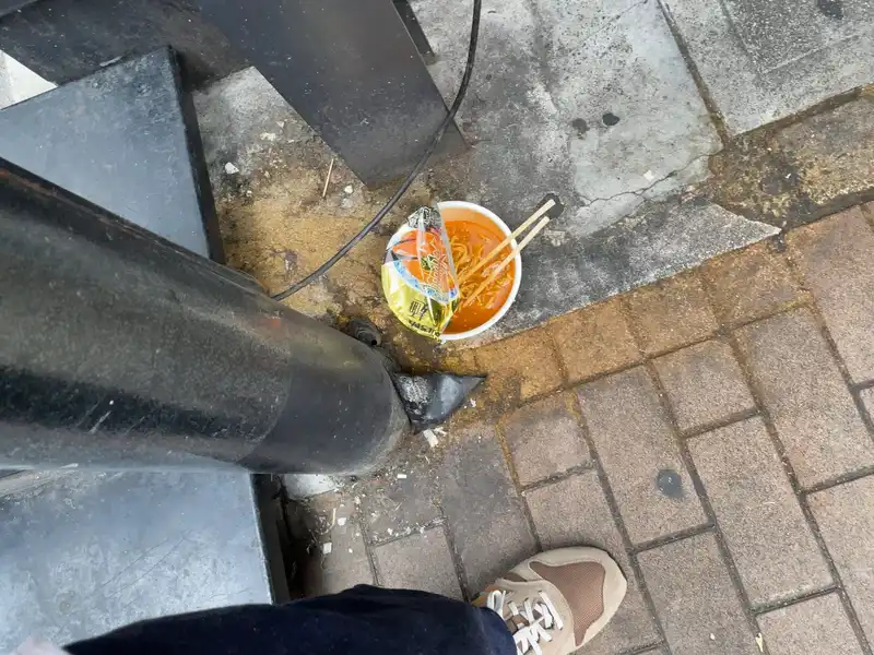 なぜか食べかけのカップ麺