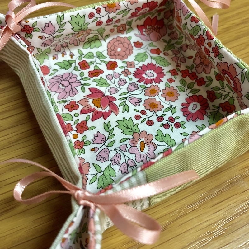 リバーシブルミニトレイ リバティプリントでハンドメイド