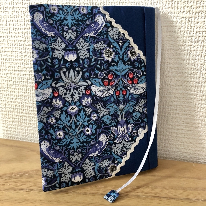 リバティプリントでハンドメイド　ブックカバー