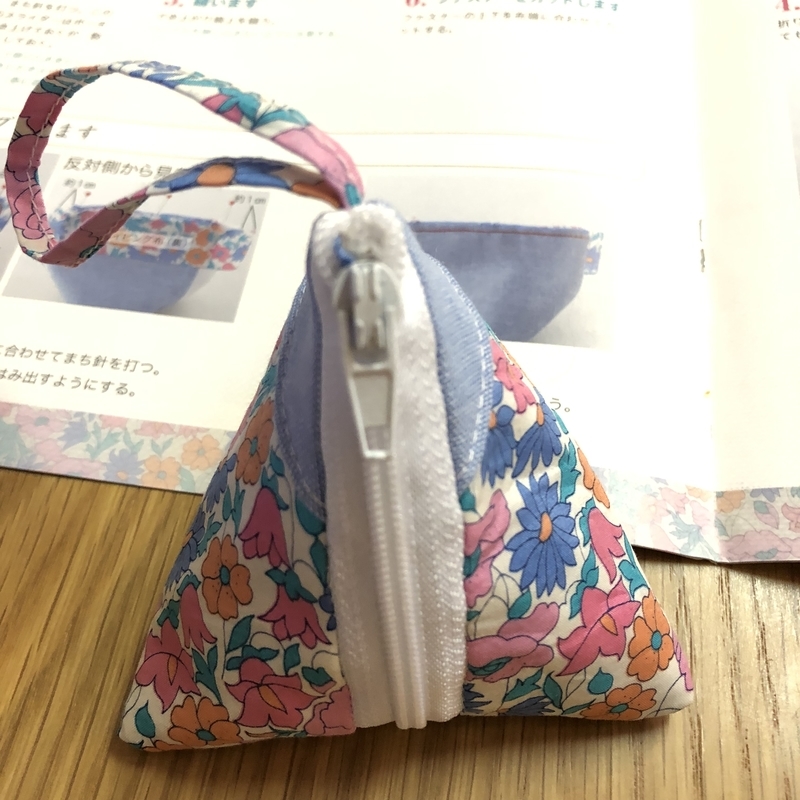 リバティプリントでハンドメイド　テトラポーチ