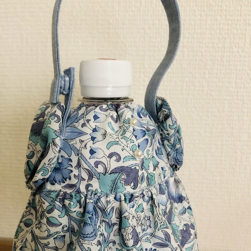 リバティプリントでハンドメイド　ペットボトルケース