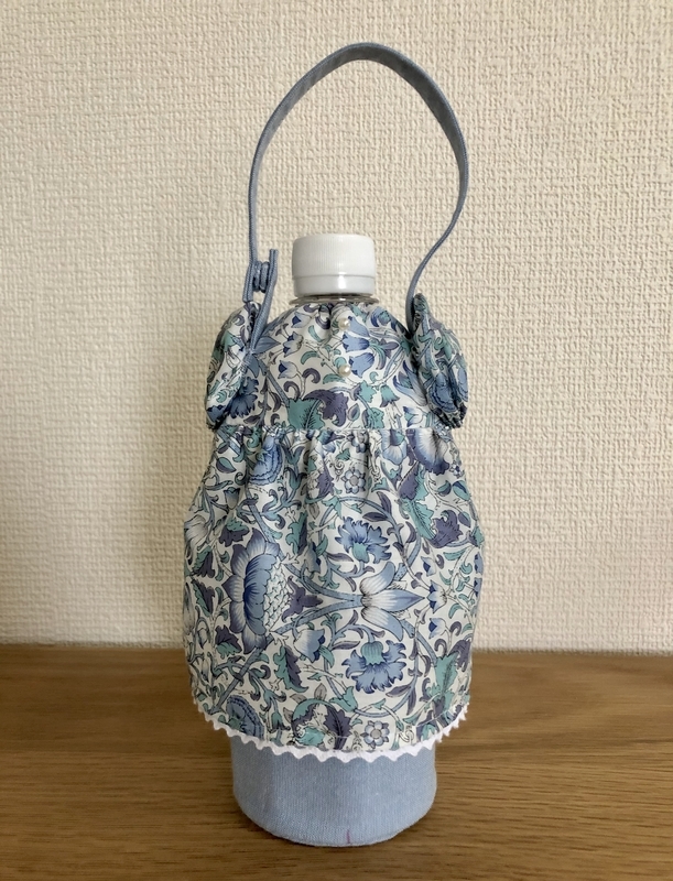 リバティプリントでハンドメイド　ペットボトルケース