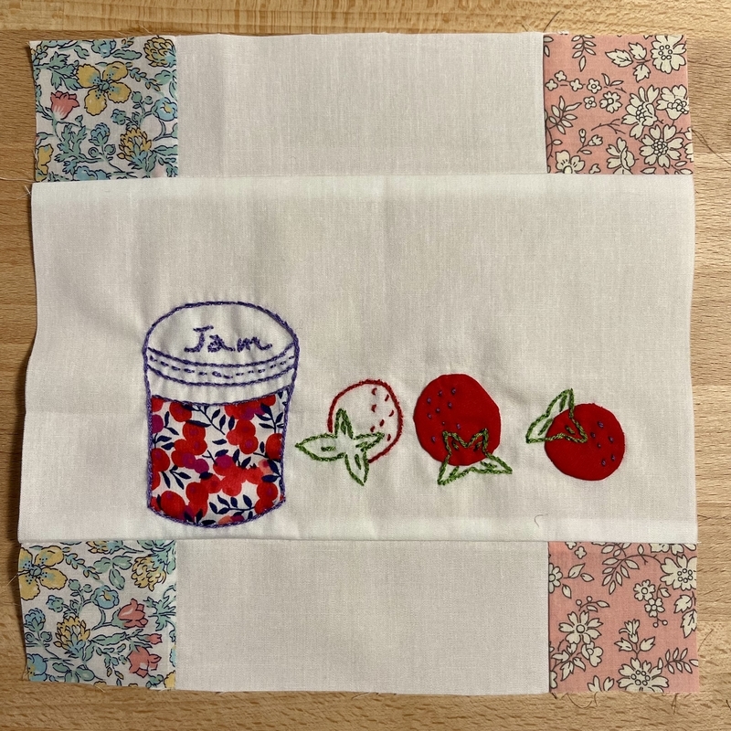リバティプリントでハンドメイド　ジャムびんといちご