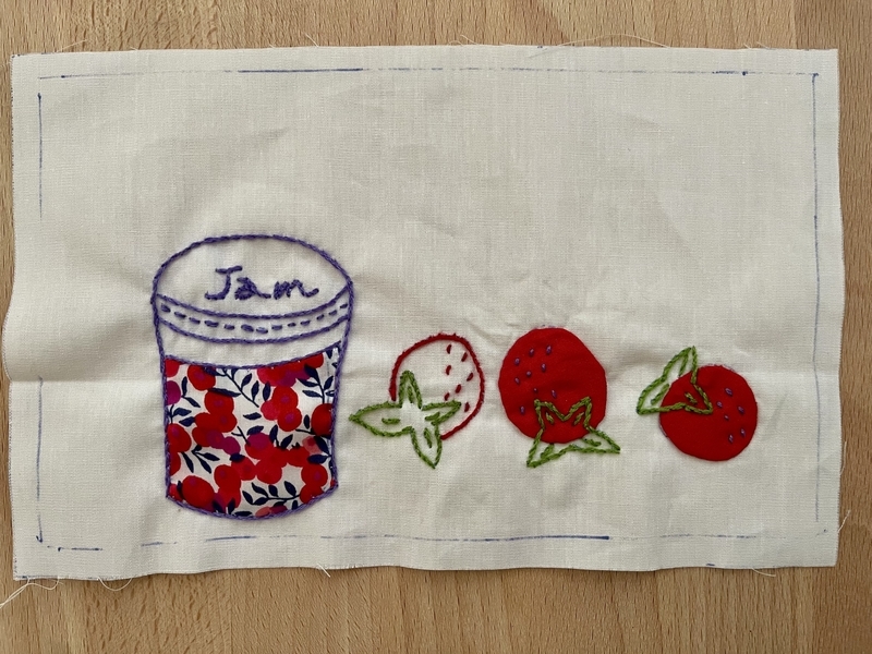 リバティプリントでハンドメイド　ジャムびんといちご