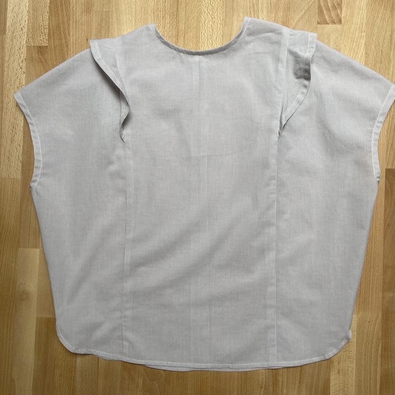 甘い服　三日月フリルトップ　フリル小