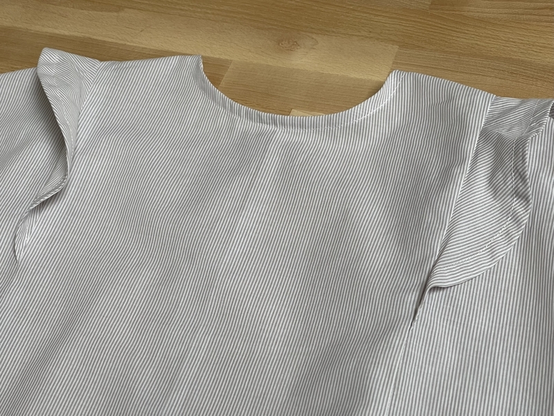 甘い服　三日月フリルトップ　フリル小