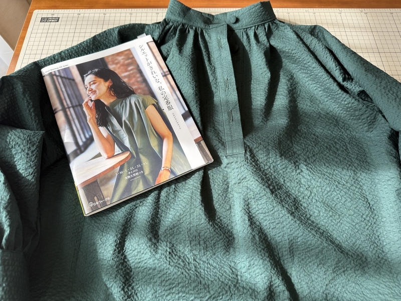 シルエットがきれいな、私の定番服