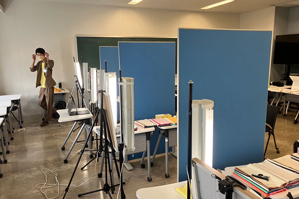 色が正しく見える光があるからできるパーソナルカラー診断の学園祭出張