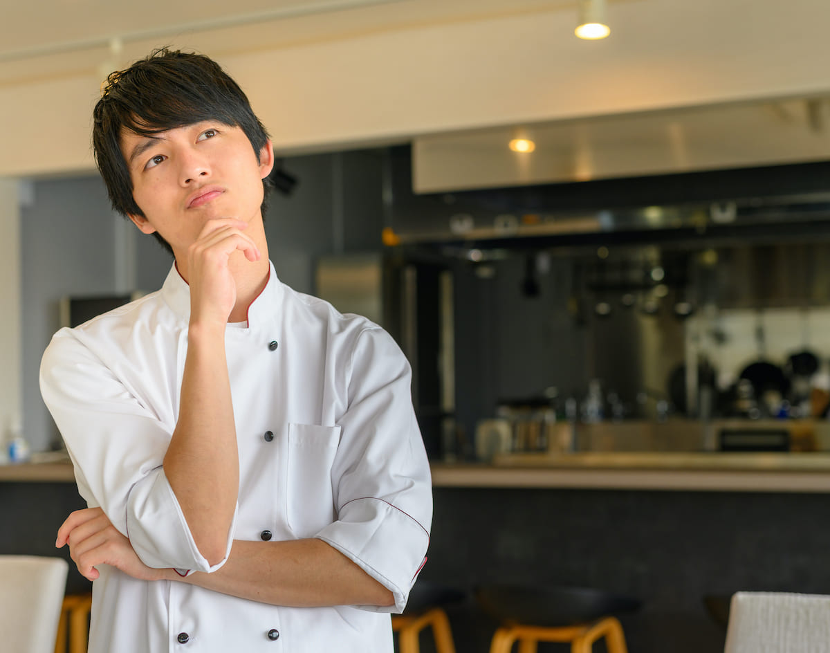 悩んでいる飲食店の店員
