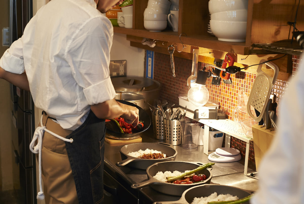 料理をするシェフ
