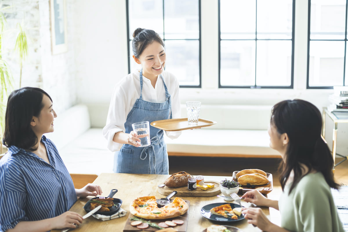 水を運ぶウェイトレス