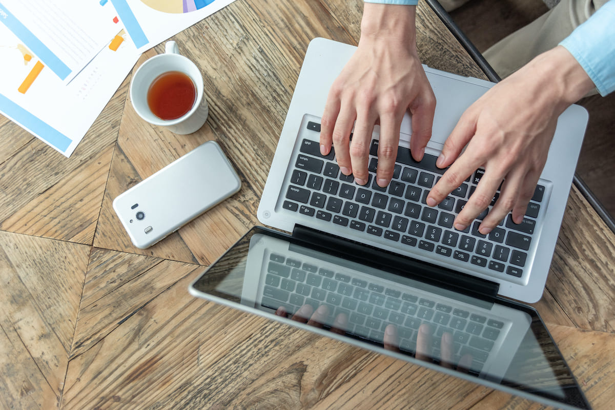 パソコンを使っている人の手元