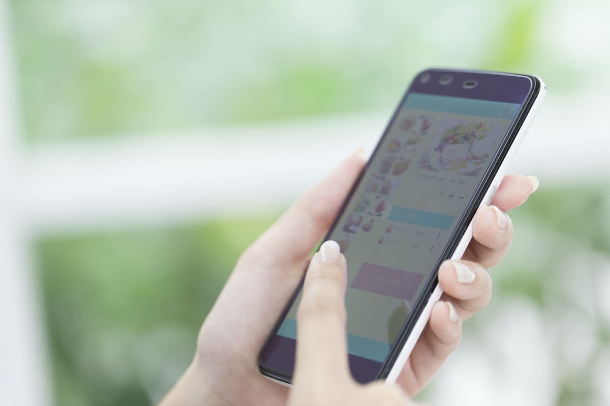 スマホを操作している手元